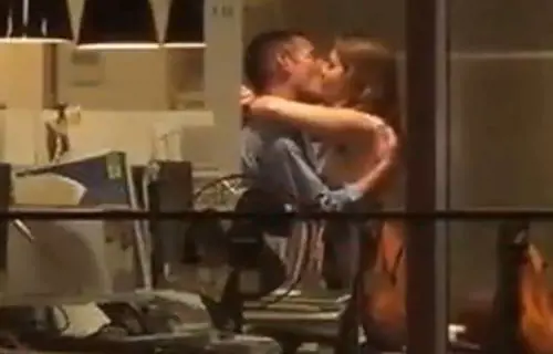 Sesso con la segretaria. La moglie lo scopre guardando il video su Fb