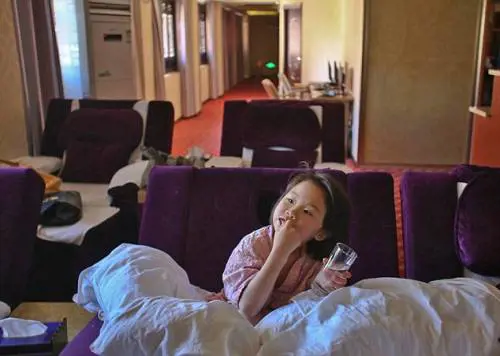 Nonno usa la nipote come caparra: bimba di 6 anni abbandonata alle terme