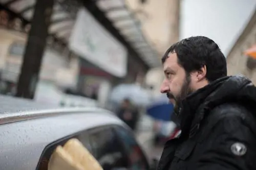 Salvini contestato a L'Aquila