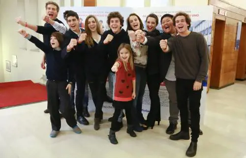 Il regista Giacomo Campiotti (primo a sinistra) e il cast della fiction "Braccialetti rossi"