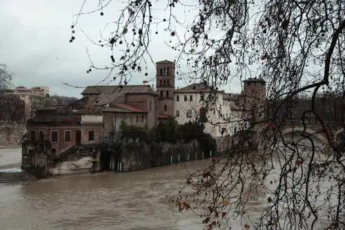 Massima allerta per la piena del Tevere a Roma