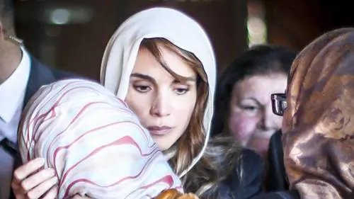 L'abbraccio tra la regina  e la vedova di Kasasbeh
