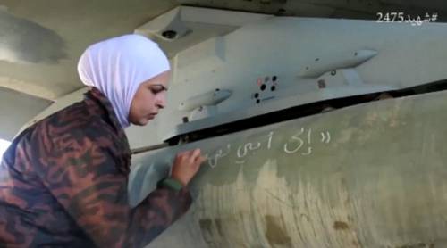 La Giordania contro l'Isis, i piloti scrivono sui missili: "Per voi, nemici dell'Islam"