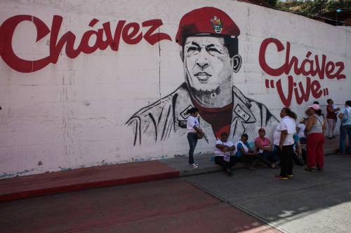 Un murales dedicato a Hugo Chavez di fronte a una caserma a Caracas