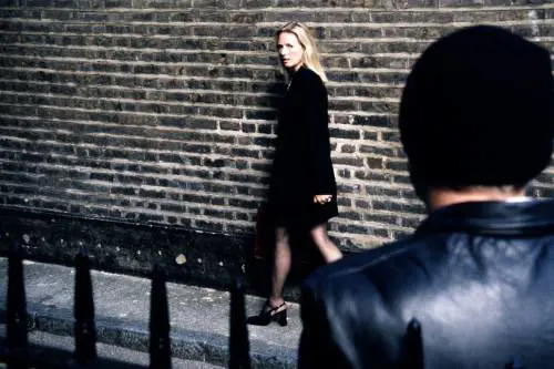 Arriva la stretta sugli stalker: c'è pure il divieto di sguardo
