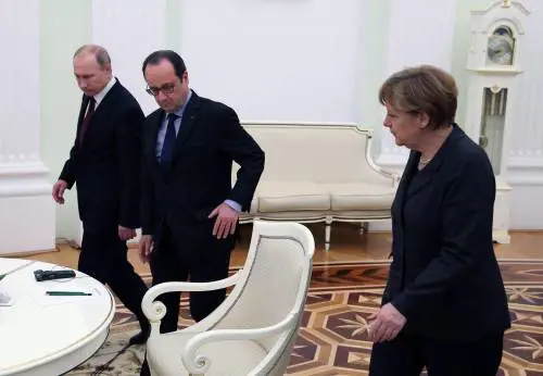 Ucraina, 5 ore di trattativa tra Putin, Merkel e Hollande. Ma ancora nulla di fatto