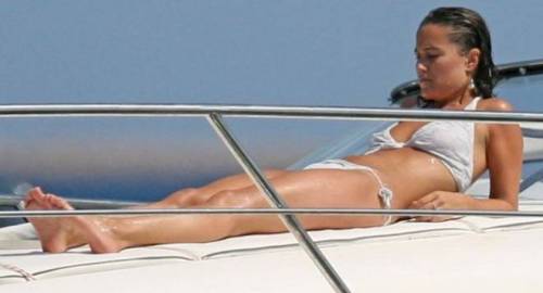 Quelle foto in bikini di Pippa che fanno infuriare Kate e la regina