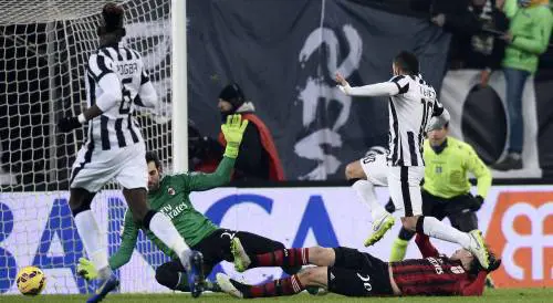 Carlos Tevez porta in vantaggio la Juve