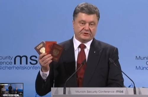 Poroshenko mostra i passaporti russi recuperati sul suolo ucraino