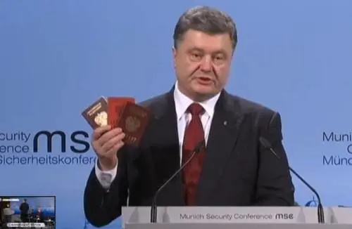 Poroshenko mostra i passaporti russi recuperati sul suolo ucraino