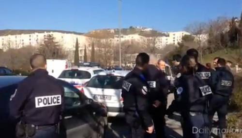 Colpi di kalashnikov e uomini incappucciati a Marsiglia