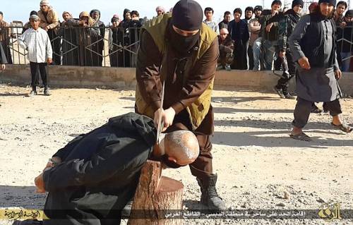Il boia dell'Isis taglia la testa di un uomo con l'ascia