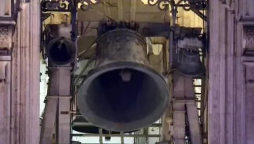 Le campane suonano di notte: fa causa alla chiesa