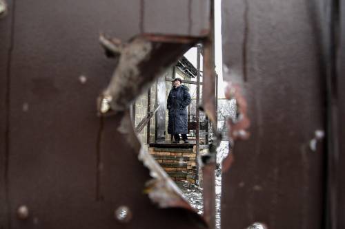 I danni a un edificio dopo un bombardamento a Donetsk, in Ucraina