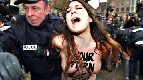 Le Femen contestano DSK