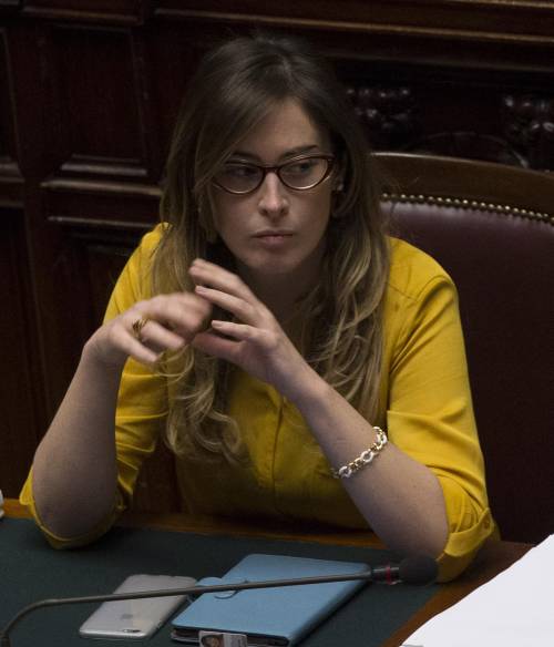 La Boschi in Aula attaccata al cellulare