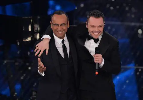 Tiziano Ferro si inchina al palco di Sanremo 