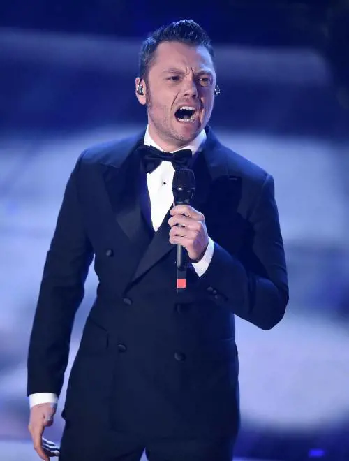 Bufera su Tiziano Ferro: "Loda le azioni vandaliche solo per vendere"