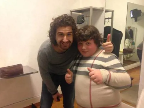 Siani insulta il bimbo obeso: "Ci entri nella poltrona?". Ma forse è una montatura