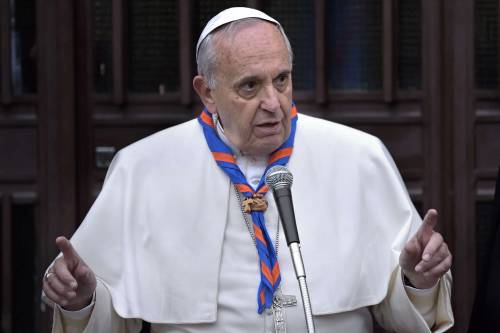 Famiglia, il Papa corregge il tiro: "Se ha tanti figli viene guardata male, non va"