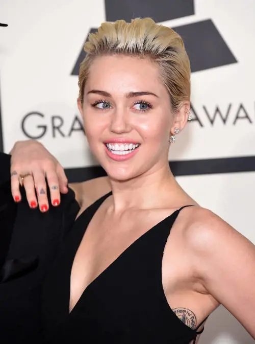Miley Cyrus si dà al sadomaso