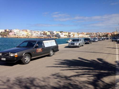 Sulla banchina dell porto di Lampedusa le salme degli immigrati morti
