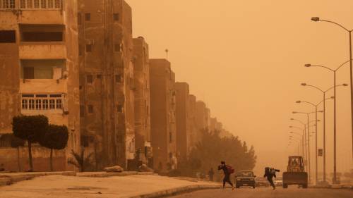 Una tempesta di sabbia oscura il cielo del Cairo