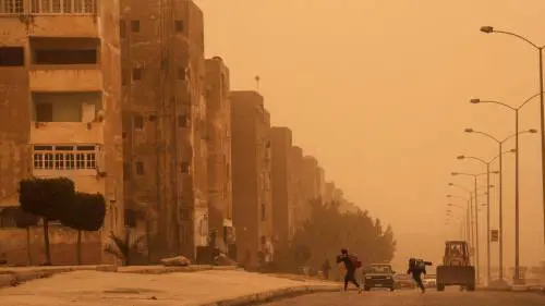 Una tempesta di sabbia oscura il cielo del Cairo