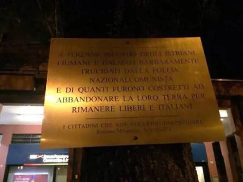 La targa per le foibe divelta e profanata: era lì da sole 12 ore