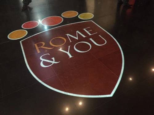 Il nuovo logo di Roma (in inglese) diventa subito un caso politico
