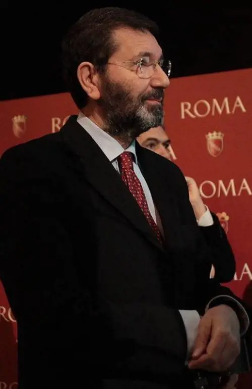 I romani fanno la fila per la casa, ma Marino la dà ai rom