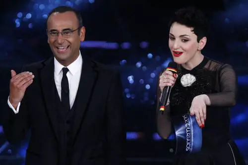 Sanremo, Arisa arriva all'Ariston zoppicando dopo la caduta dalle scale