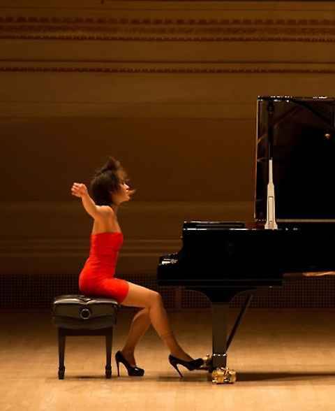 Minigonne e tacchi alti, ecco la pianista più sexy del mondo