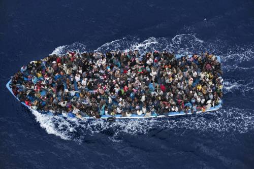 Una foto di Massimo Sestini, premiata al World Press Photo, immortala un barcone durante un'operazione di Mare Nostrum