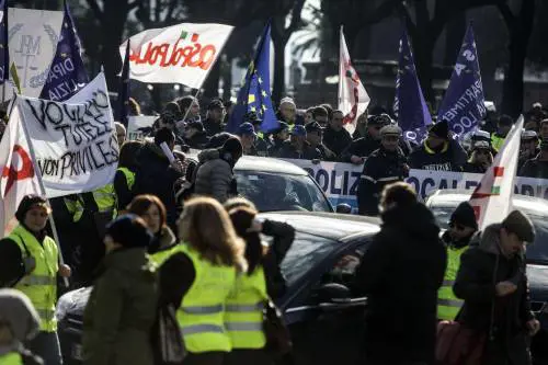 Madia: "Il governo sta lavorando sull'assenteismo". Intanto i vigili sono in piazza