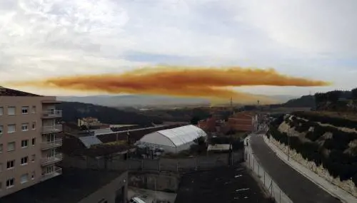 Allarme in Spagna, nube tossica su Barcellona