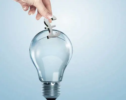 Tariffe eccessive e crisi: gli italiani senza soldi per pagare l'elettricità