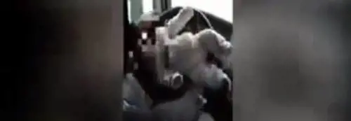 Taiwan, padre lega il figlio al volante mentre guida