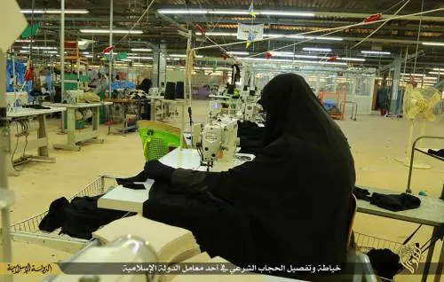 Viaggio nell'Isis, le donne e la fabbrica dei veli islamici