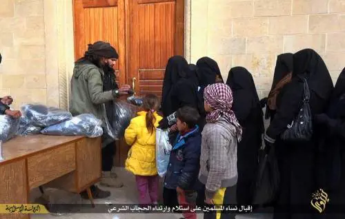 L'industria dell'Isis dove si creano i veli per le bambine