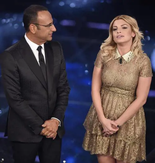 Nuovo look per Emma che mostra le gambe