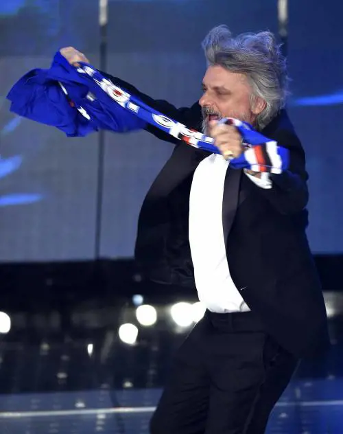 Massimo Ferrero show sul palco dell'Ariston. E a Conti: "Ma che me vuoi caccia'?"