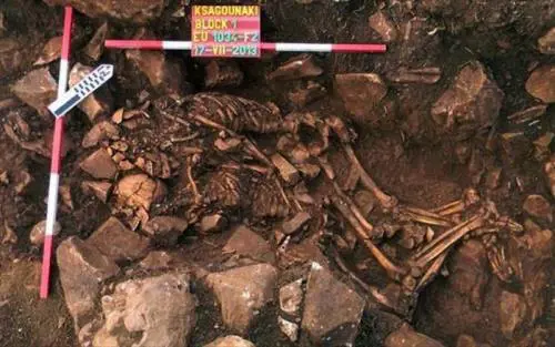 Ecco gli innamorati  più vecchi della storia: abbracciati da 5.800 anni