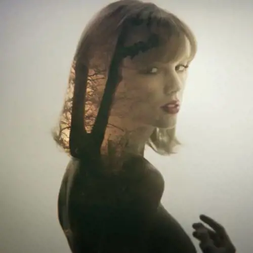 Taylor Swift: sensuale e misteriosa in attesa del nuovo singolo Style