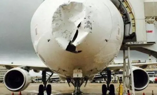 Aereo della TAM distrutto dalla grandine