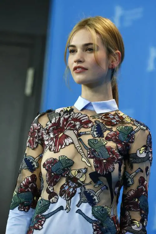 Lily James, tutta trasparenze alla Berlinale