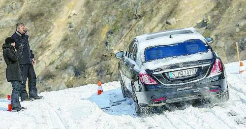 Guidare su ghiaccio e neve: mai il freno, tecnologia avanzata, ma occhio anche alle gomme...