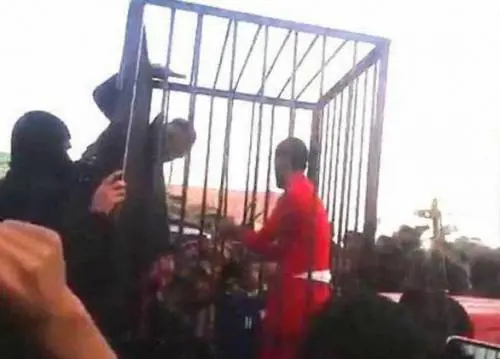 Peshmerga nelle gabbie dello Stato islamico