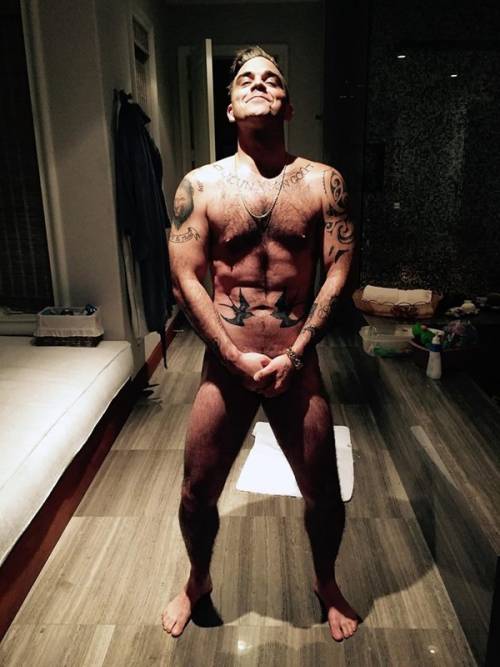 Robbie Williams festeggia il compleanno nudo: "Voglio spaccare internet"