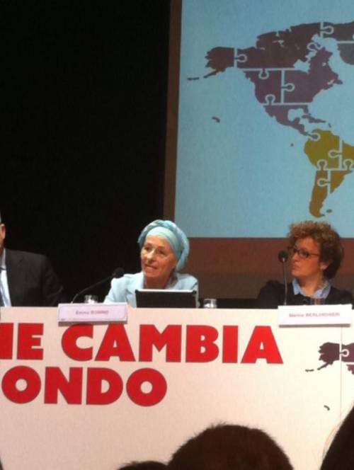 Emma Bonino in pubblico dopo aver annunciato il cancro